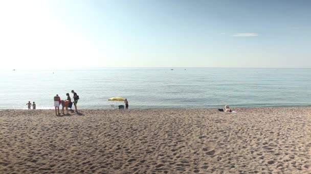 Ludzi na plaży w Blanes, Hiszpania — Wideo stockowe
