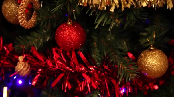 Árbol de Navidad con decoraciones — Vídeo de stock