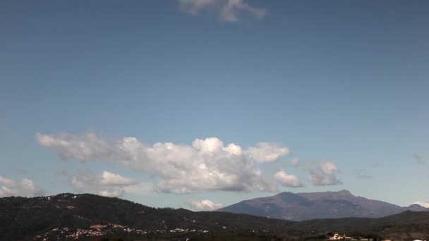 Nuvens de lapso temporal que se formam sobre montanhas — Vídeo de Stock