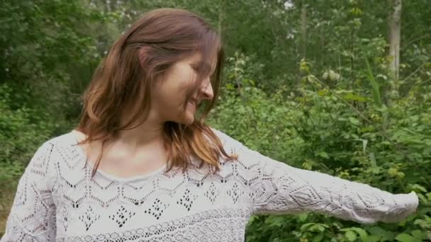 Niña caminando en el bosque — Vídeo de stock