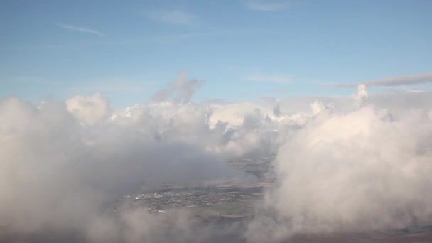 Luchtfoto van wolken vanuit vliegtuig — Stockvideo