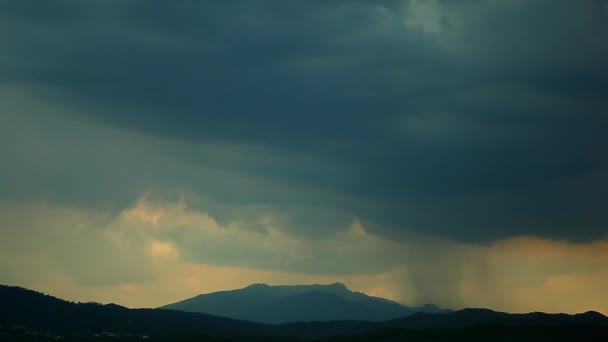 Czas wygaśnięcia clouds kształtujące nad górami — Wideo stockowe