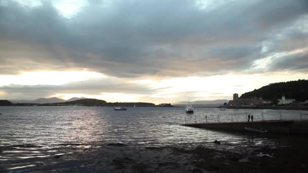 Muelle del lago y barcos al amanecer — Vídeo de stock