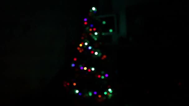 Arbre de Noël avec décorations dans l'obscurité 