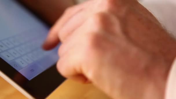 un homme d'affaires utilisant une tablette