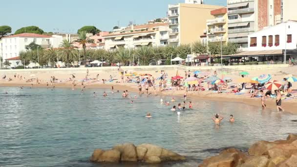 Mensen op beach in Blanes, Spanje — Stockvideo