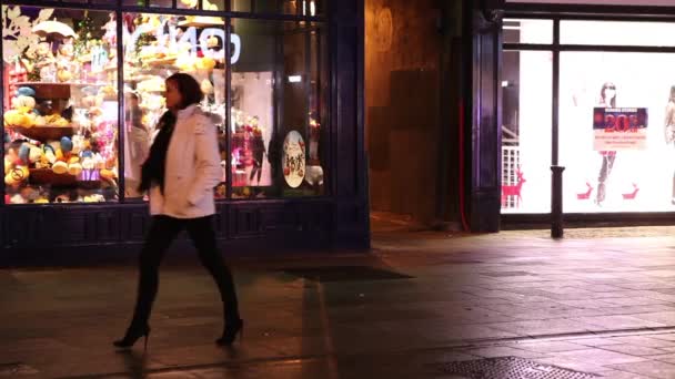 Persone che camminano e fanno shopping prima di Natale — Video Stock