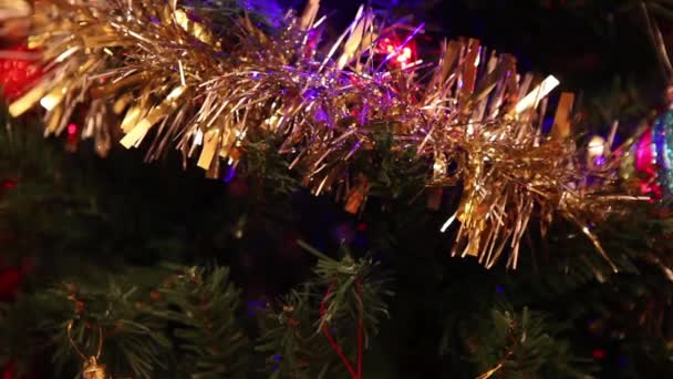 Árbol de Navidad con decoraciones — Vídeo de stock
