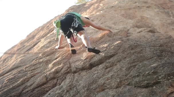 Junger Mann Klettert Auf Felsen — Stockvideo