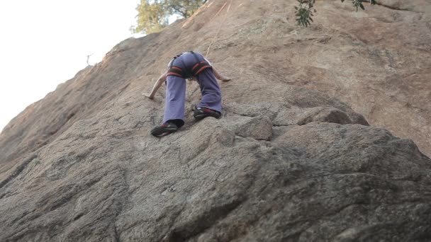 Junge Frau Klettert Auf Felsen — Stockvideo