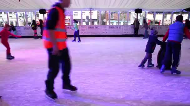 Persone pattinaggio su ghiaccio durante il Natale — Video Stock