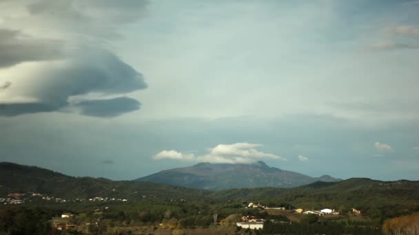 Čas zanikla clouds tváření nad horami — Stock video
