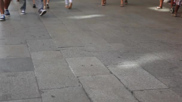 Ludzie chodzący ulicą miejską — Wideo stockowe