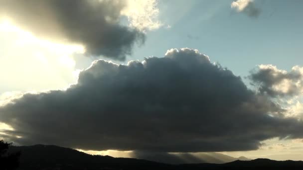 Tijd lapse wolken vervormen over bergen — Stockvideo