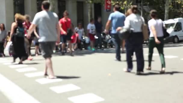 Menschen überqueren Straße in Barcelona — Stockvideo