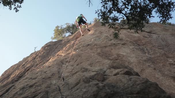 Jeune Homme Grimper Sur Rocher — Video