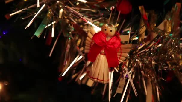 Різдвяна ялинка з прикрасами — стокове відео