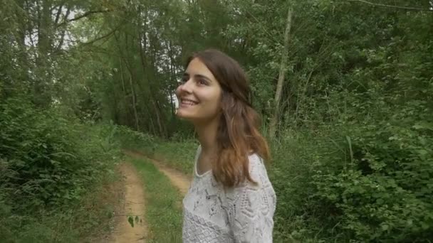 Fata care merge în pădure — Videoclip de stoc