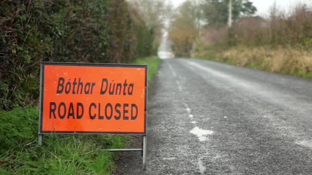 Road closed sign in Irish — Stock Video