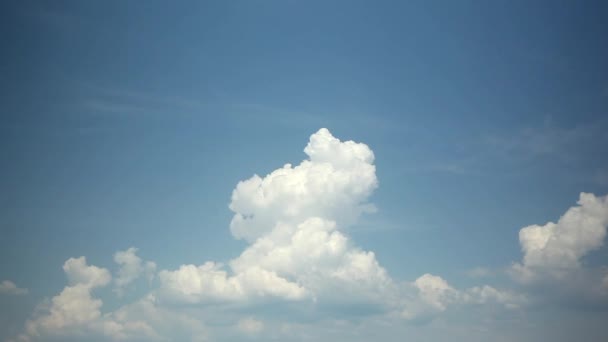 蓝蓝的天空云游戏中时光倒流 — 图库视频影像