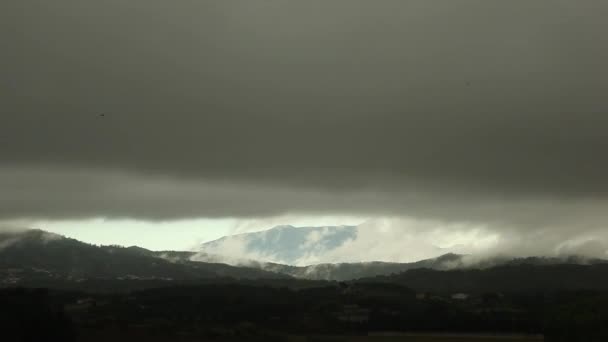 Часові хмари, що формуються над горами — стокове відео