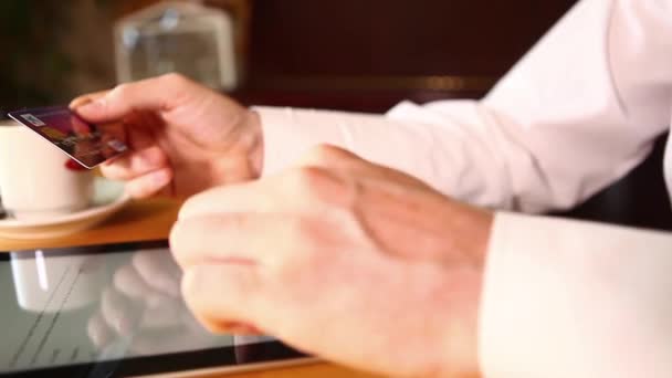 Biznesmen za pomocą tabletu i karty kredytowej — Wideo stockowe