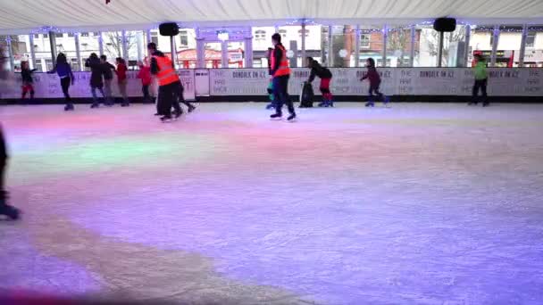 Pessoas patinando no gelo durante o Natal — Vídeo de Stock