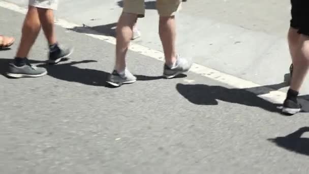 Mensen die op straat lopen — Stockvideo