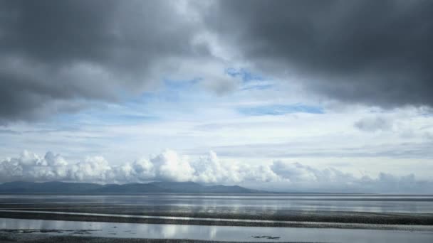 Clouds kształtujące na plaży timelapse — Wideo stockowe