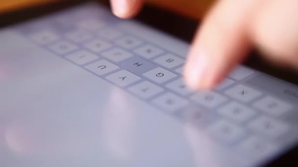 Homme d'affaires utilisant la tablette 