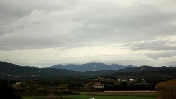 Ώρα λήξη σύννεφα σχηματίζουν πάνω από τα βουνά — Αρχείο Βίντεο