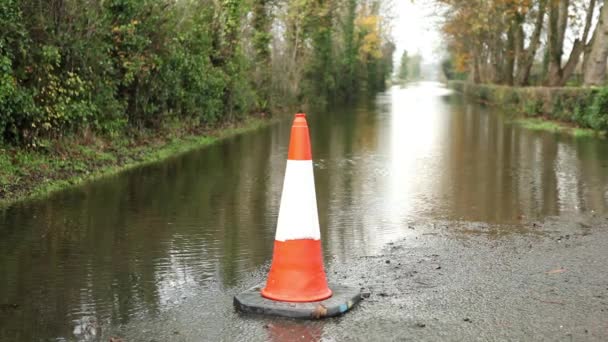 Estrada inundada e cone de tráfego — Vídeo de Stock