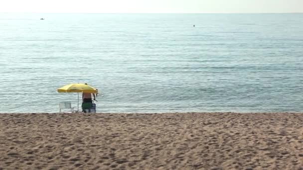 Άτομα στην παραλία σε Blanes, Ισπανία — Αρχείο Βίντεο