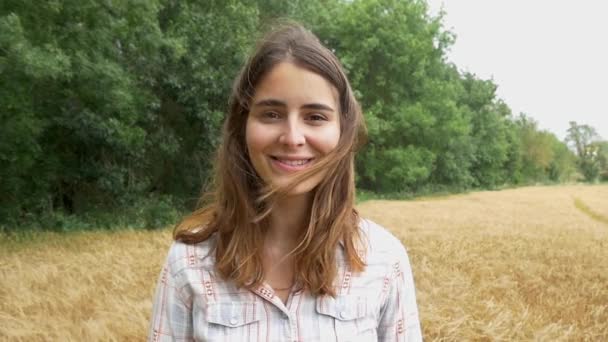 Hermosa chica en el campo de trigo — Vídeos de Stock