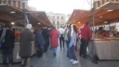Barselona Caddesi üzerinde kişi
