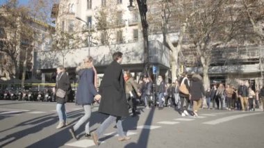 Barselona Caddesi üzerinde kişi