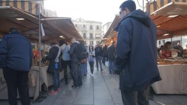 Barselona Caddesi üzerinde kişi