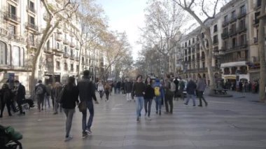 Barselona Caddesi üzerinde kişi