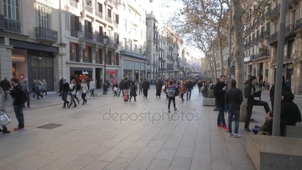 Gente en la calle Barcelona — Vídeos de Stock