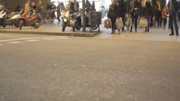 Menschen auf der Barcelona Street — Stockvideo