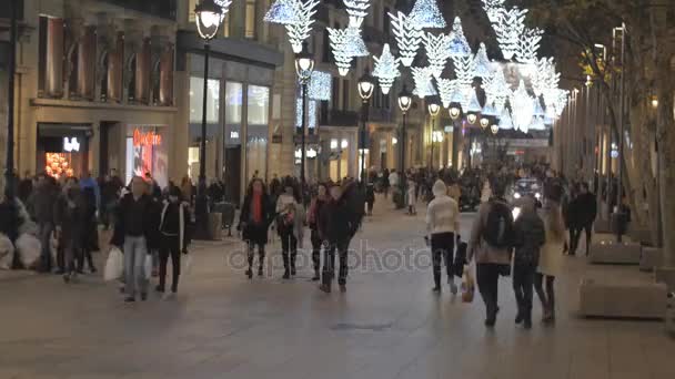 Emberek sétáló és bevásárló karácsony előtt — Stock videók