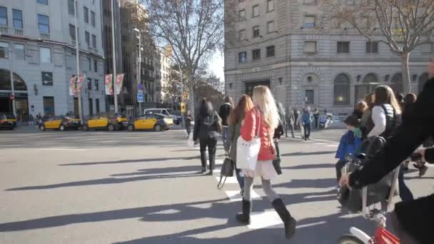 Menschen auf der Barcelona Street — Stockvideo