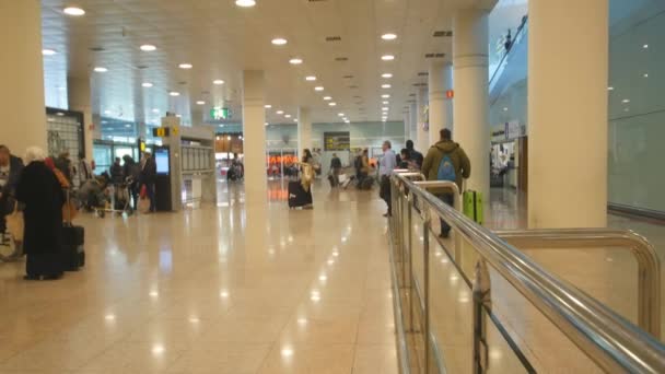 Personas en el aeropuerto de Barcelona — Vídeos de Stock