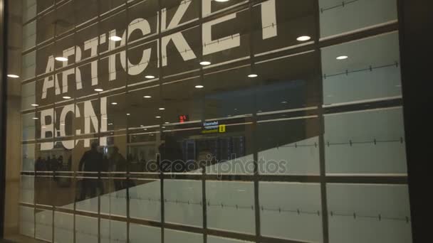 Anuncio en el aeropuerto de Barcelona — Vídeos de Stock