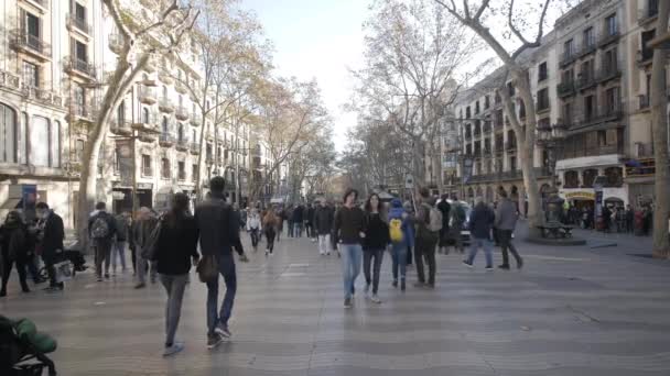 Gente en la calle Barcelona — Vídeos de Stock