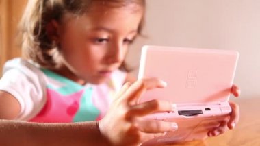 Tablet pc kullanan kız