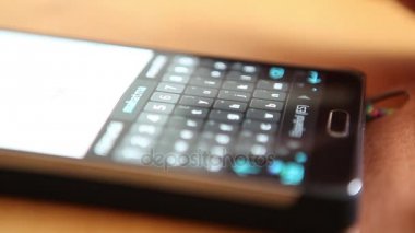  Cep telefonu kullanan kadın