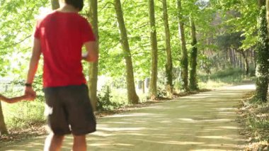 Aile kızı doğada yürüyüşe ile