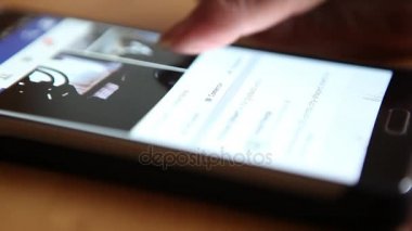  Cep telefonu kullanan kadın