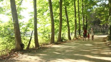 Doğada yürüyüşe çocuklu aile